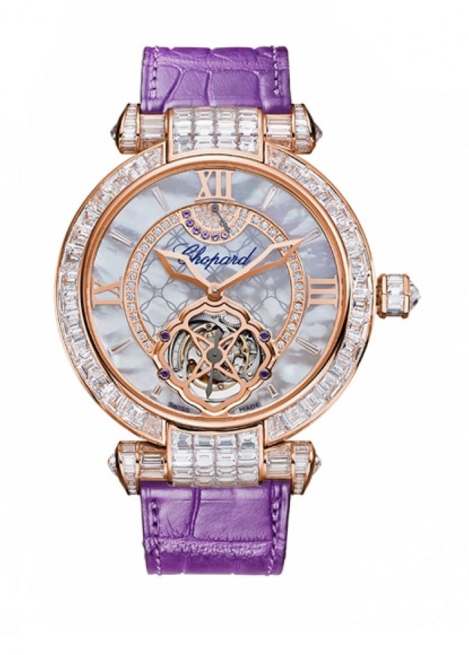 ساعة فان كليف آند أربلز من عرق اللؤلؤ والماس والذهب