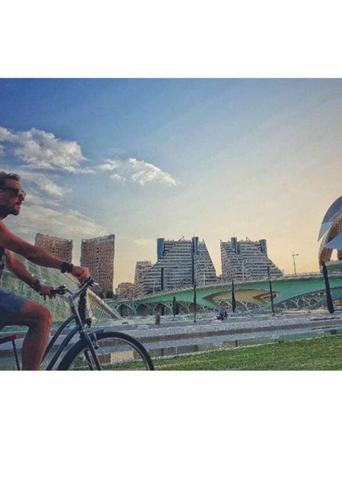 باسم مغنية في جولة على الدراجة الهوائية في شوارع أسبانيا