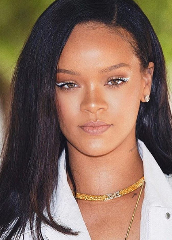 ريهانا تتألق بأجمل صيحات الآيلاينر الأبيض لصيف 2018