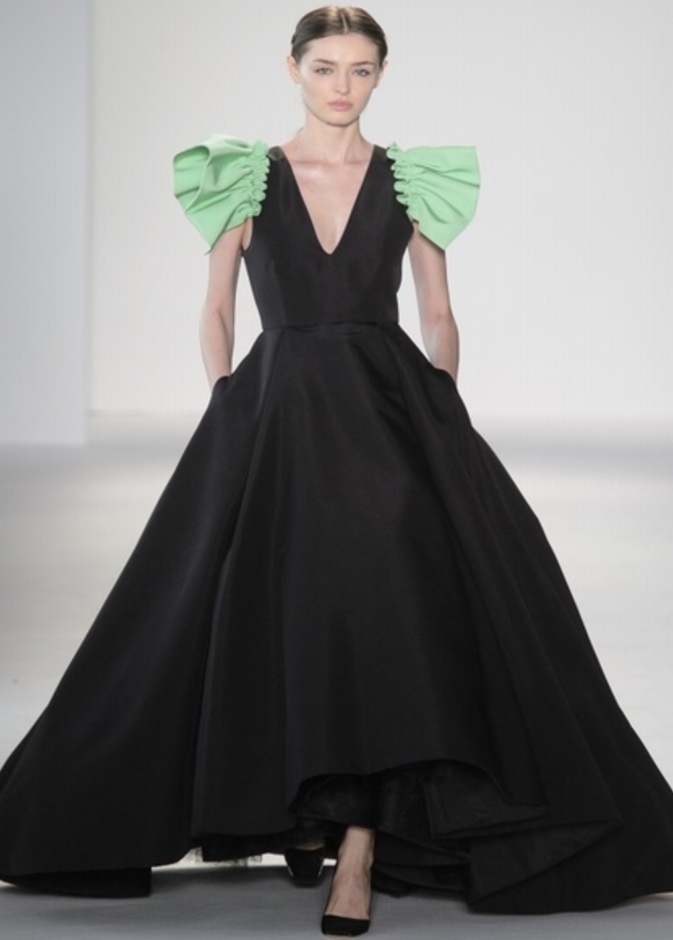 الأكمام المنفوخة مع الطبعات الصفراء أحدث موضة في أزياء Carolina Herrera