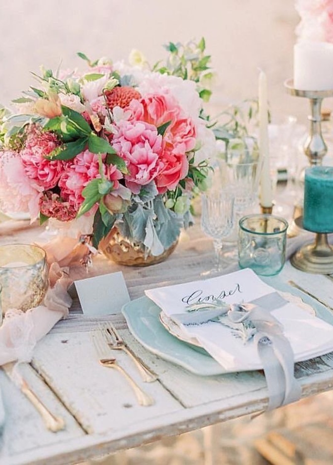  افكار عديدة لتزيين طاولات حفلات الزفاف على الشاطئ