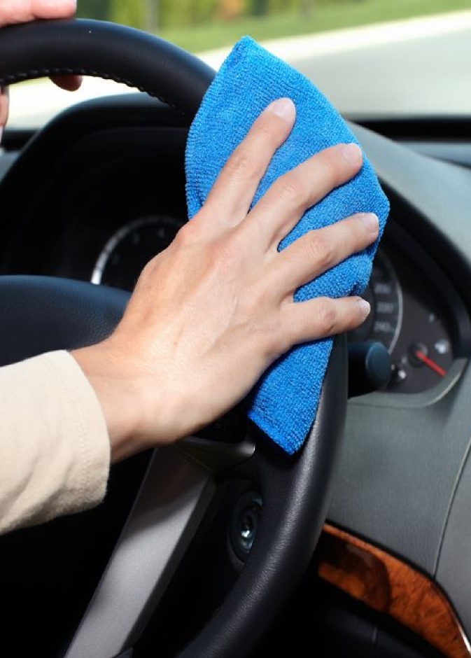 طرق بسيطة تتكفل بإزالة البقع والأوساخ من داخل مقصورة السيارة