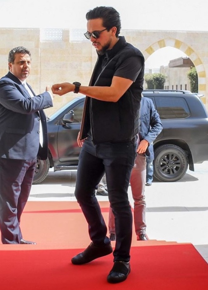 خلال زيارته المناطق الاثرية تخلى عن القميص وربطة العنق لصالح اطلالة اكثر شبابية