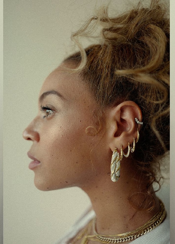 أقراط بيونسيه ضخمة من تصميم لورين شوارتز