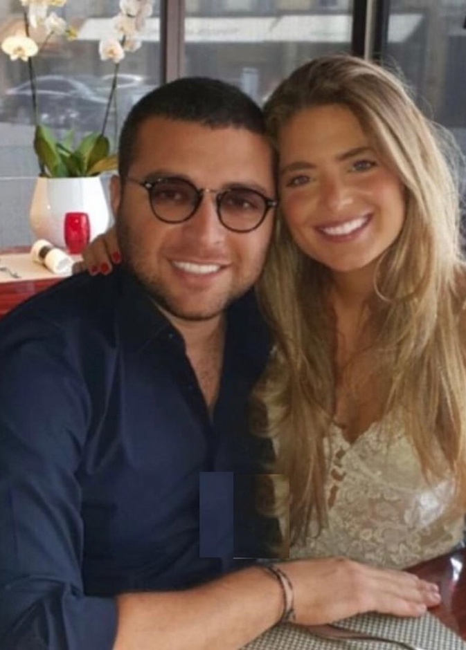 محمود حافظ مع عروسته