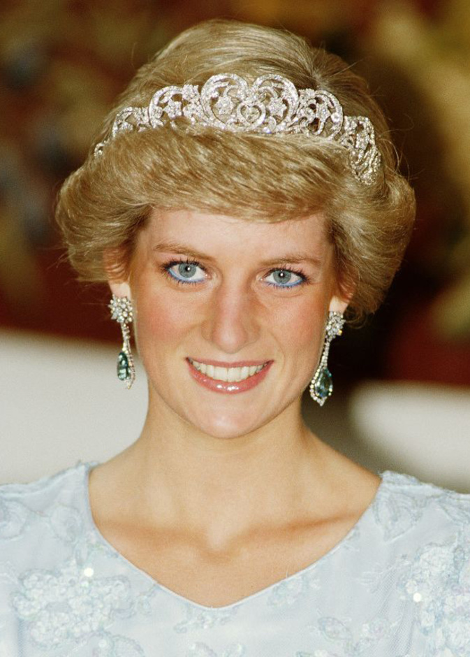 اطلالة الأميرة ديانا بمجوهرات الماس في صور خطبتها