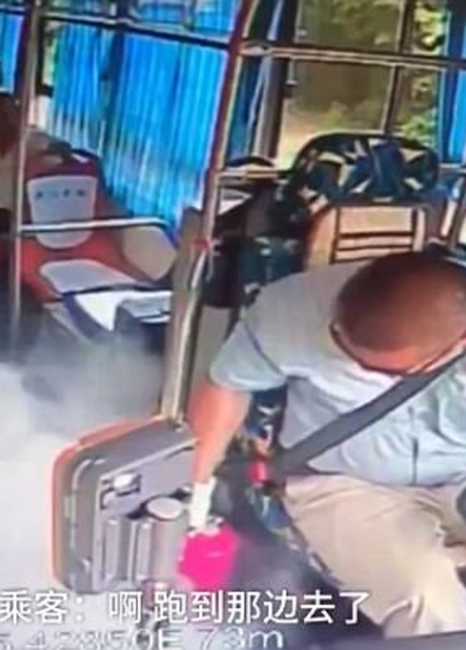 راكبة مذعورة تلقي شاحن مشتعل على سائق الحافلة