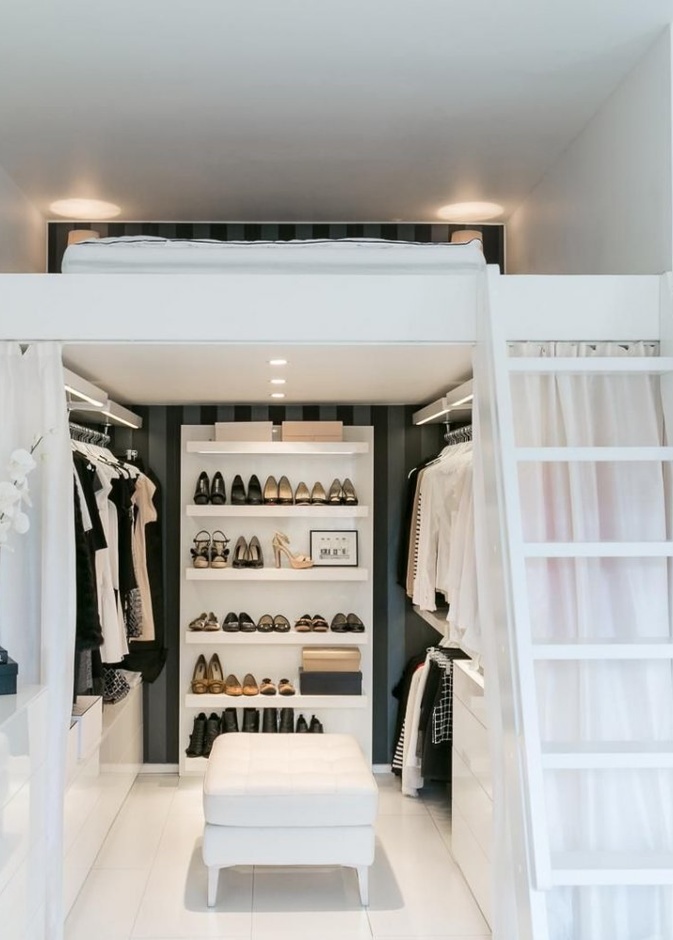 غرفة ملابس صغيرة تحتل جدران زاوية غرفة النوم