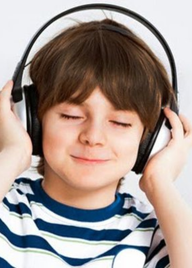 أضرار سماعات الأذن على الطفل