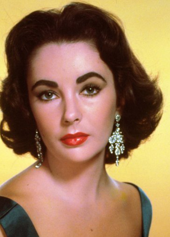 صوفيا لورين متألقة بأنوثة ساحرة بأرقى المجوهرات