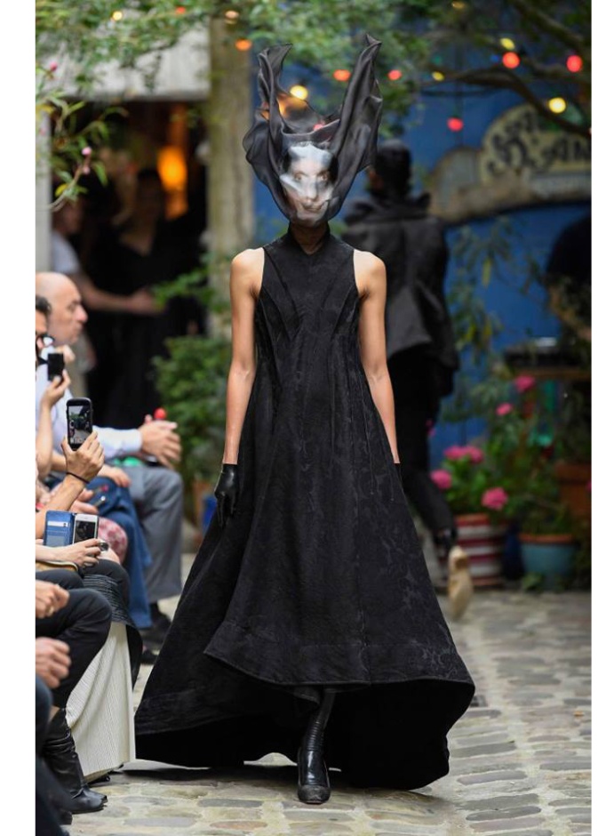 اطلالة غريبة تذكرنا بأفلام الخيال من مجموعة Aganovich في أسبوع الأزياء الراقية في باريس