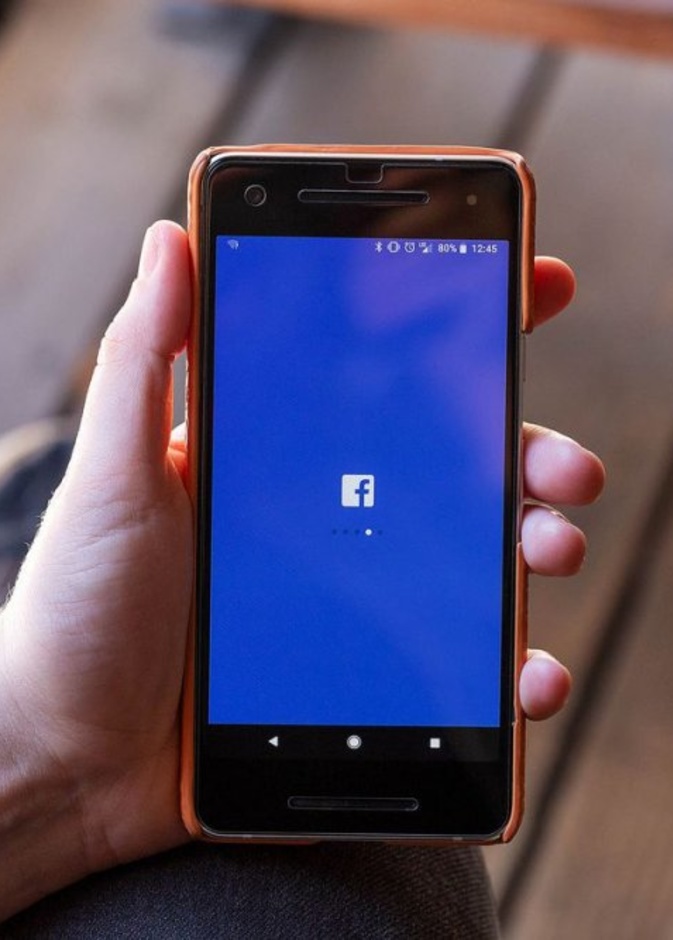 فيسبوك يتجاوز مشكلة الحظر