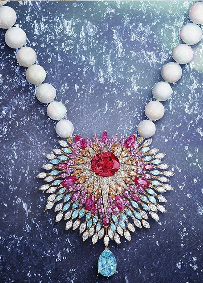 عقد من كارن سوين Karen Suen