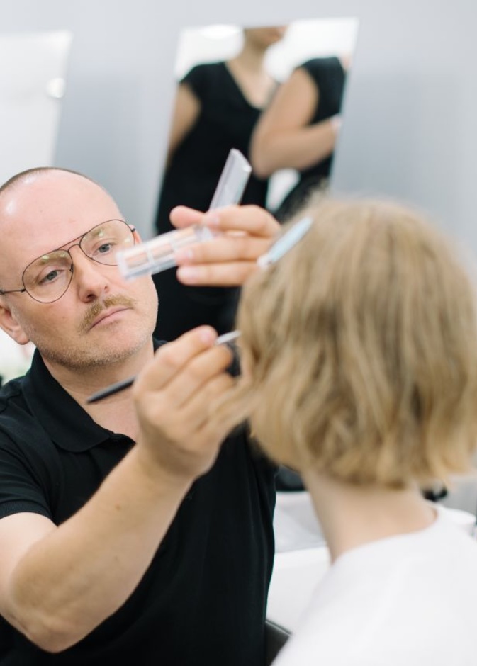 Peter Philips يبتكر إطلالة ماكياج طبيعيّة مستخدماً منتجات مجموعة Dior Backstage