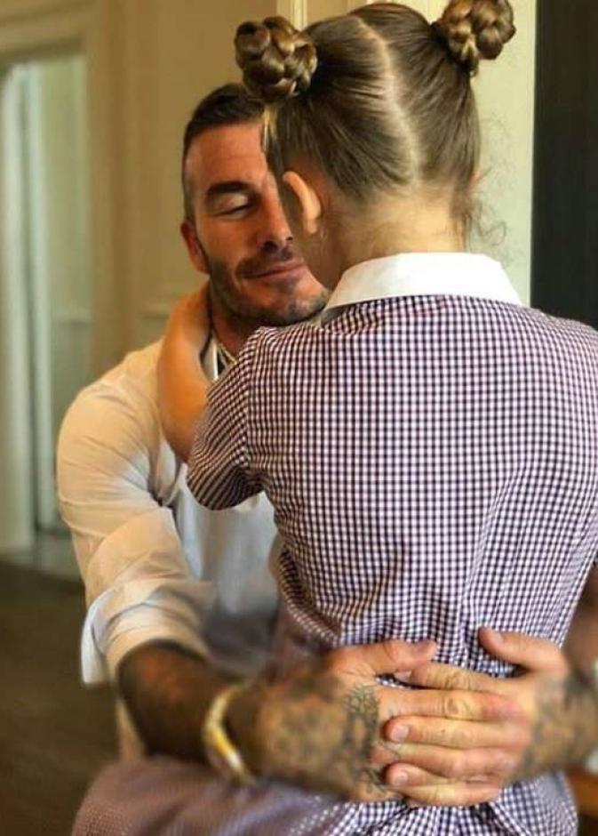 صورة تجسد معاني الأبوة والحنان بين ديفيد بيكهام وابنته هاربر