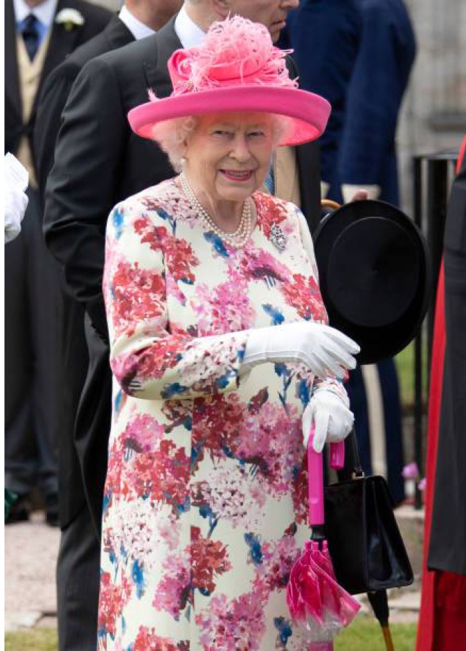 الملكة اليزابيث متألقة بنقشة الورود في حفل الحديقة السنوي بقصر هوليرود هاوس