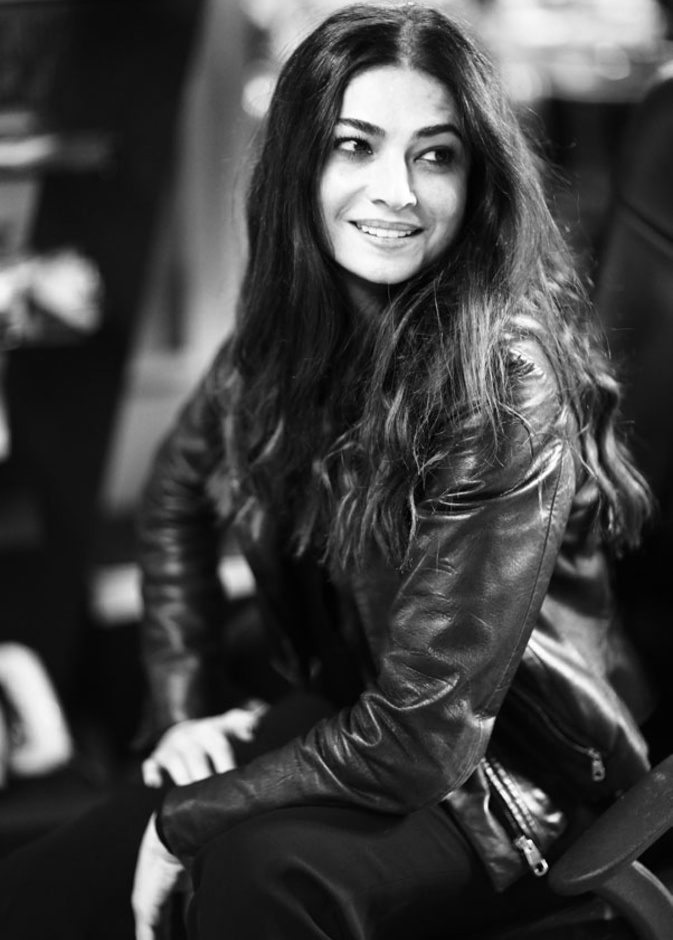 "أنصح باختيار القصات الناعمة القليلة التفاصيل"