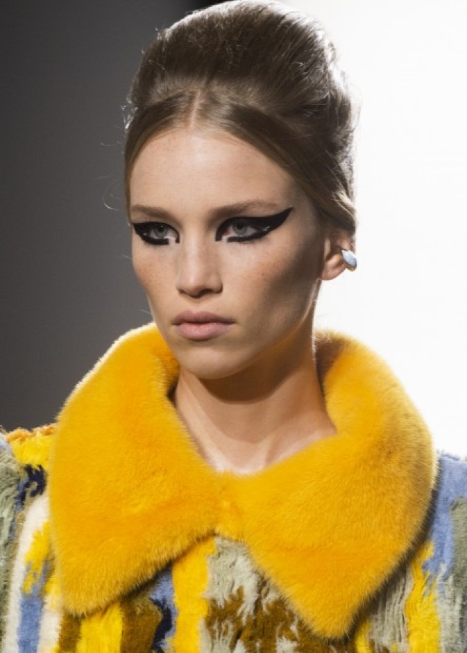 رسمات آيلاينر مجنحة وخضراء بأسلوب ‏Valentino