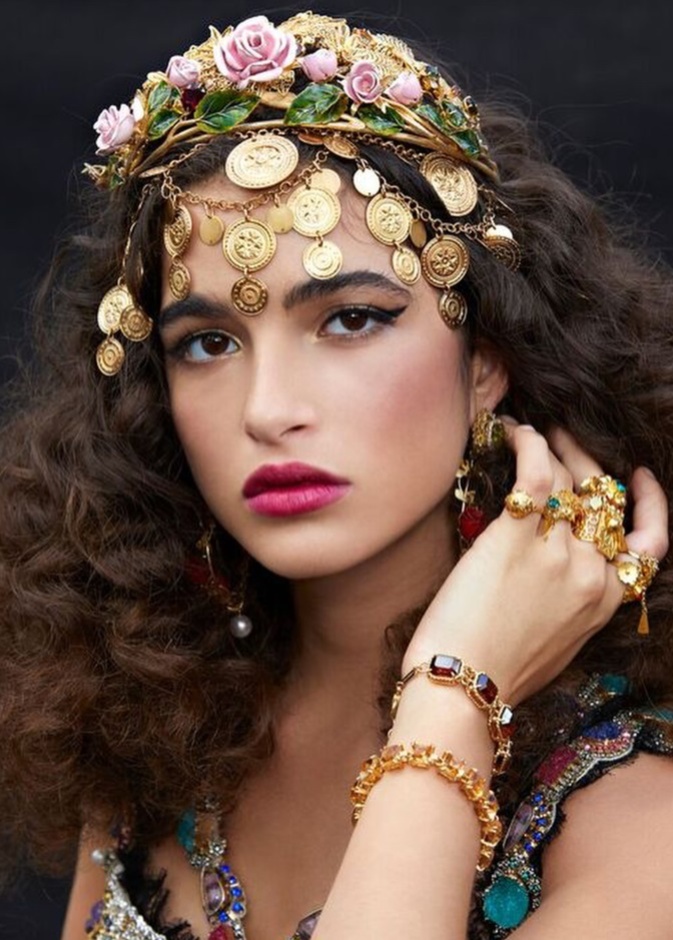 أكسسوارات عصرية وأحمر شفاه قوي في عرض دولتشي آند غابانا التامودا