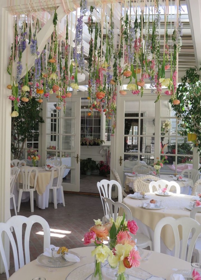 تزيين طاولة الحلويات في حديقة المنزل