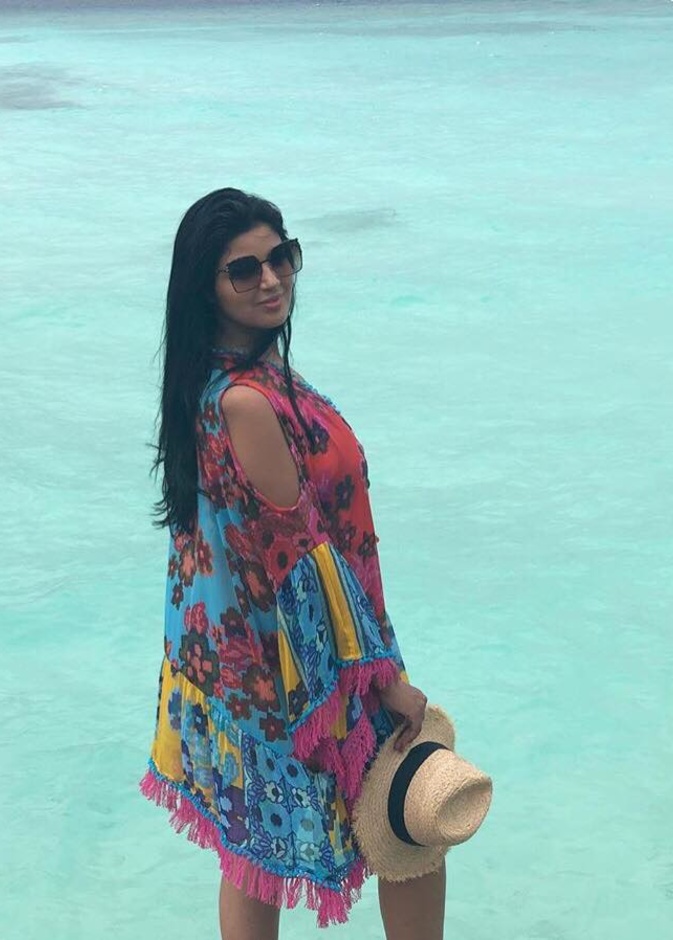 هند بومشمر في لحظة استجمام في أحضان جزر المالديف