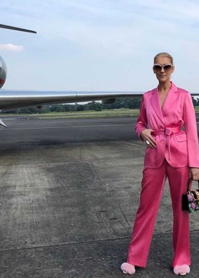 أناقة السفر باللون الوردي على طريقة النجمة سيلين ديون