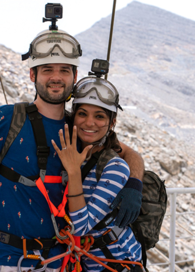  أعلى قمة في الإمارات تشهد تتويج قصة حب بالزواج