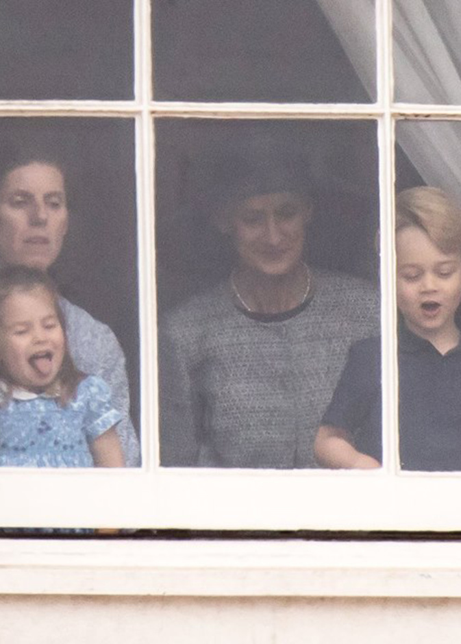 بينما يمارس والديها مهامهما الرسمية بالاحتفال بمئوية القوات الجوية، الأميرة شارلوت تلهو على طريقتها الخاصة