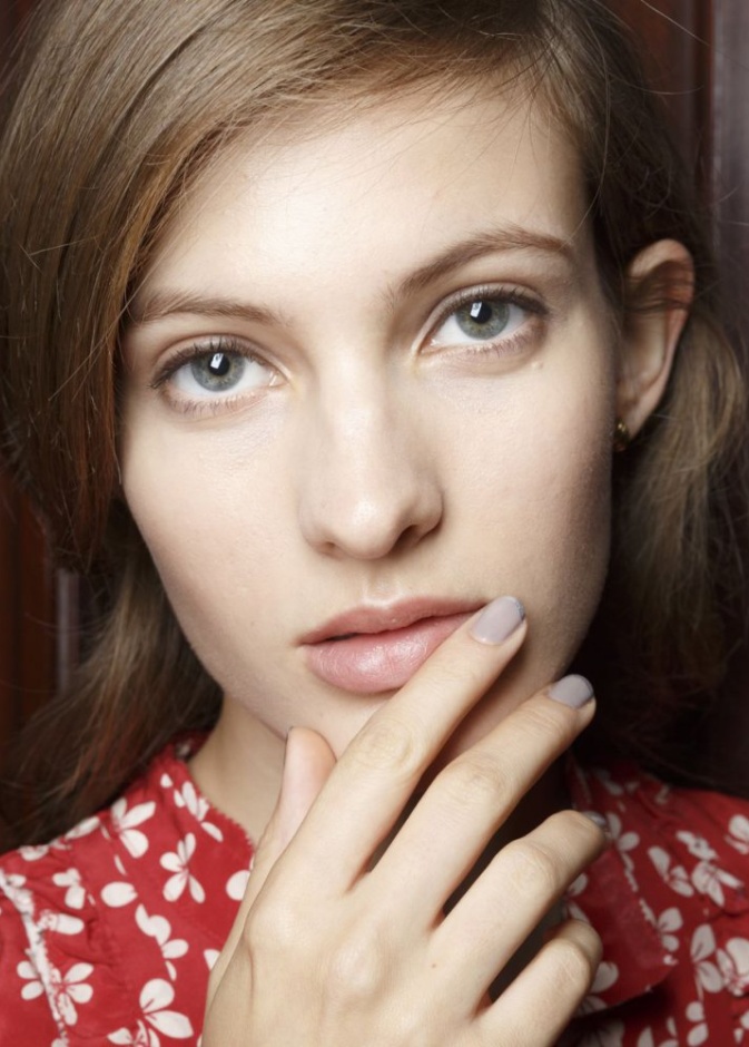 طلاء أظافر زهري باستيل من Philip Lim