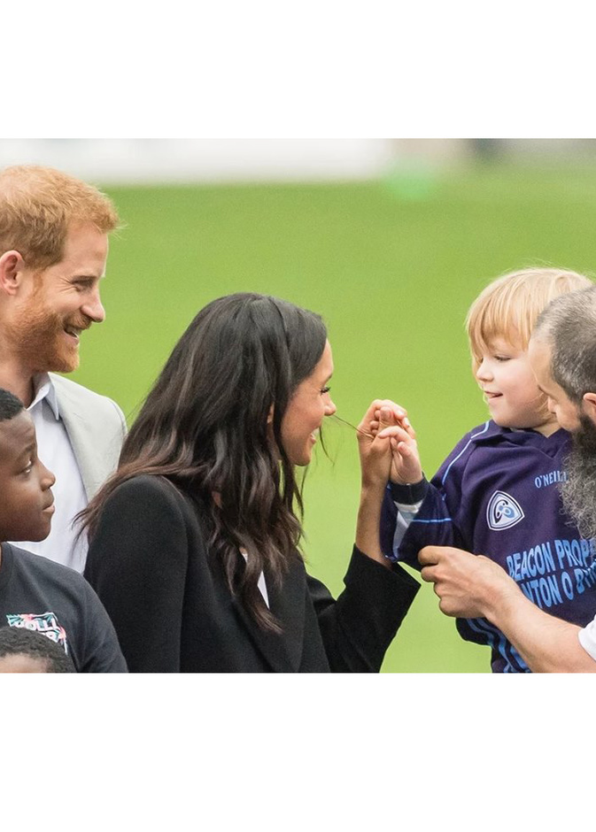 طفل ظريف يداعب ميغان ماركل في ملعب كروك بارك في دبلن أمس