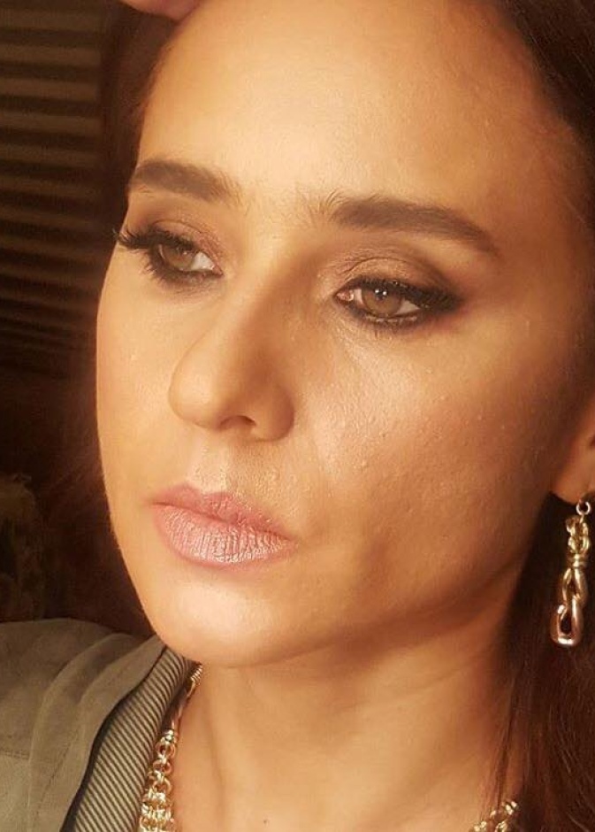 غادة عبد الرازق واثار التجاويف في بشرتها