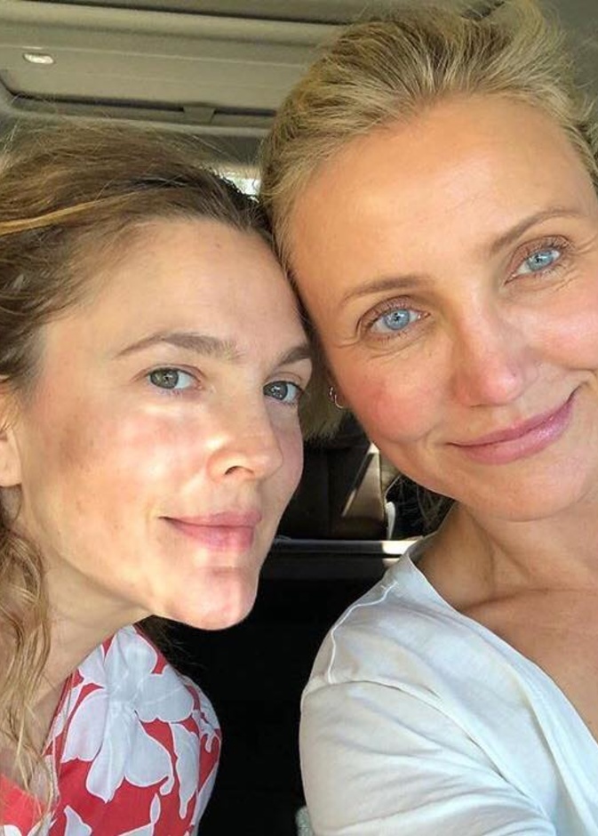 صورة تجمع درو باريمور بصديقتها كاميرون دياز حيث بدت كلا منهما على طبيعتهما وبدون مكياج