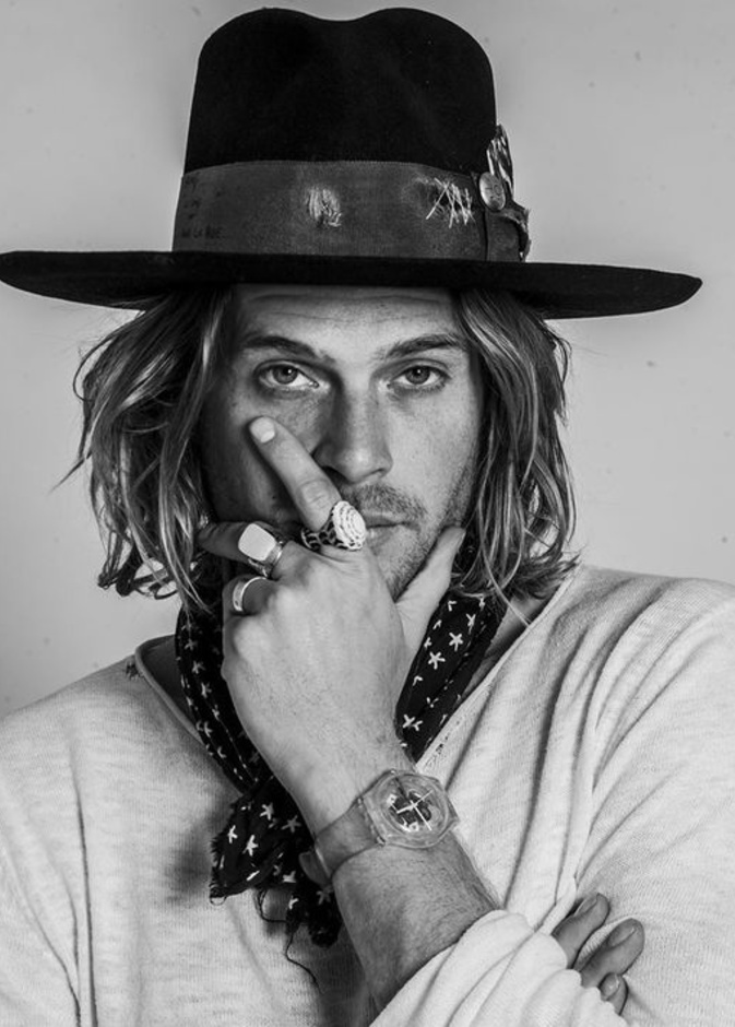 نسّق القبعة الأنيقة مع التيشرت الشبابي واللمسات الجذابة من الاكسسوارات