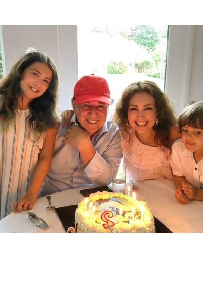 النجمة المكسيكية تاليا جميلة كعادتها خلال الاحتفال مع عائلتها بعيد ميلاد زوجها