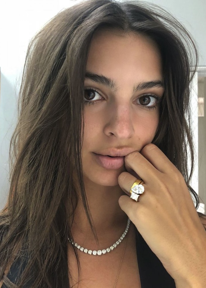 دبلة الزفاف مكونة من خاتمين احدهما من الذهب والاخر من الماس