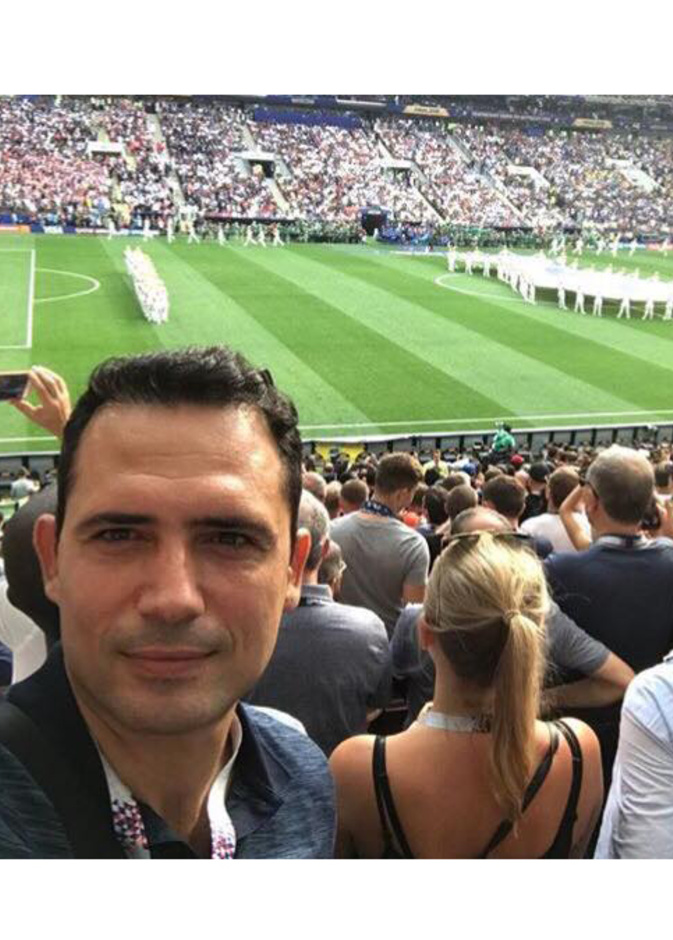 ظافر العابدين بصورة سيلفي خلال نهائي كأس العالم 2018 في روسيا