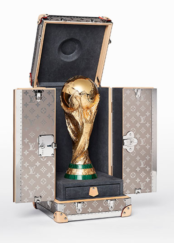 علبة السفر الخاصّة بالكأس الذهبية الرسمية لبطولة العالم في كرة القدم من تصميم Louis Vuitton