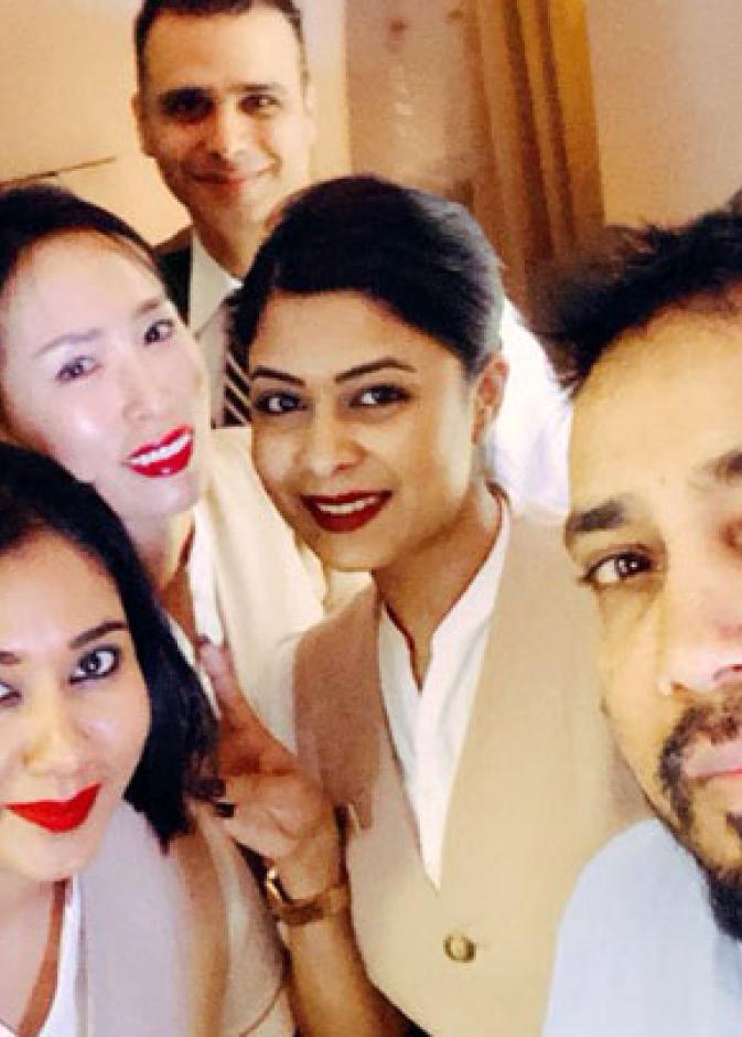 أحد مشاهير بوليوود يحجز كامل مقاعد الدرجة الأولى لنفسه