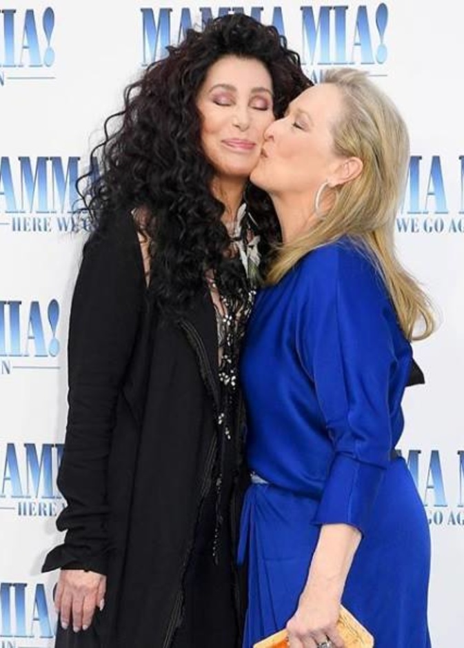 قبلة محبة جمعت العملاقتين ميريل ستريب و شير في عرض فيلم Mamma Mia! Here We Go Again