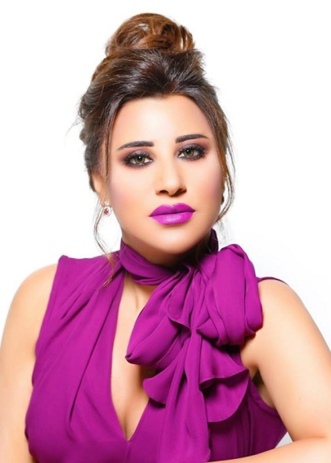 مكياج بنفسجي بفستان مع لون ممايل