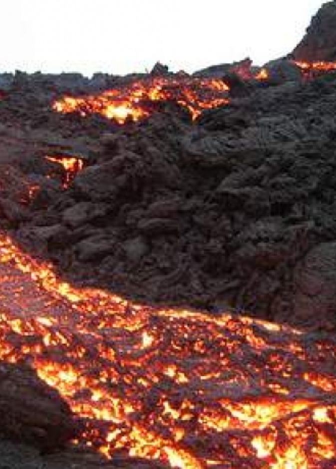  قنبلة حمم بركانية تضرب سفينة سياحية