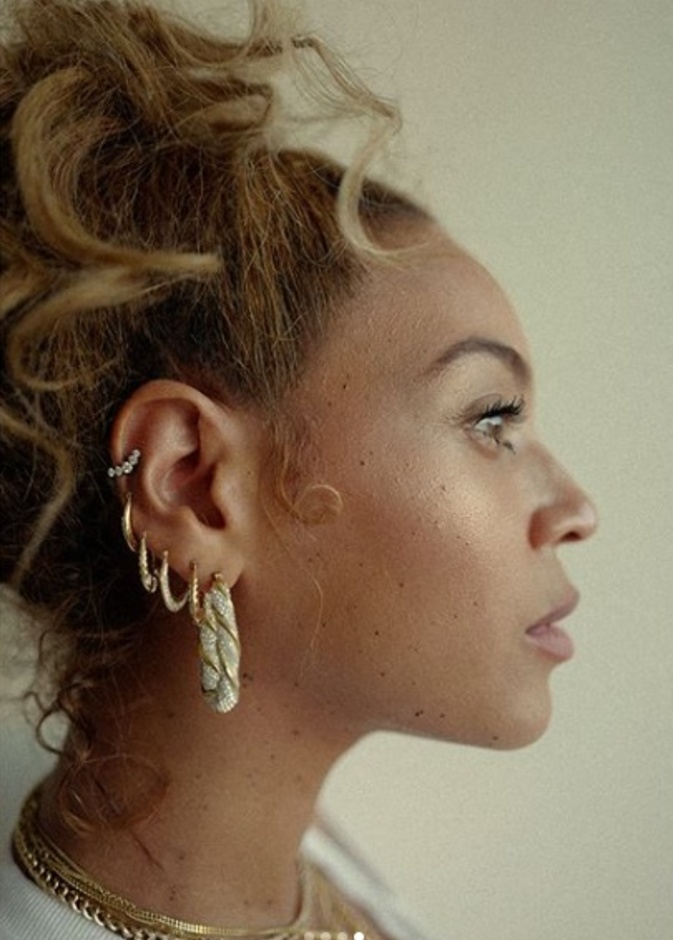  صيحة الأقراط المتعددة من كايلي جينر