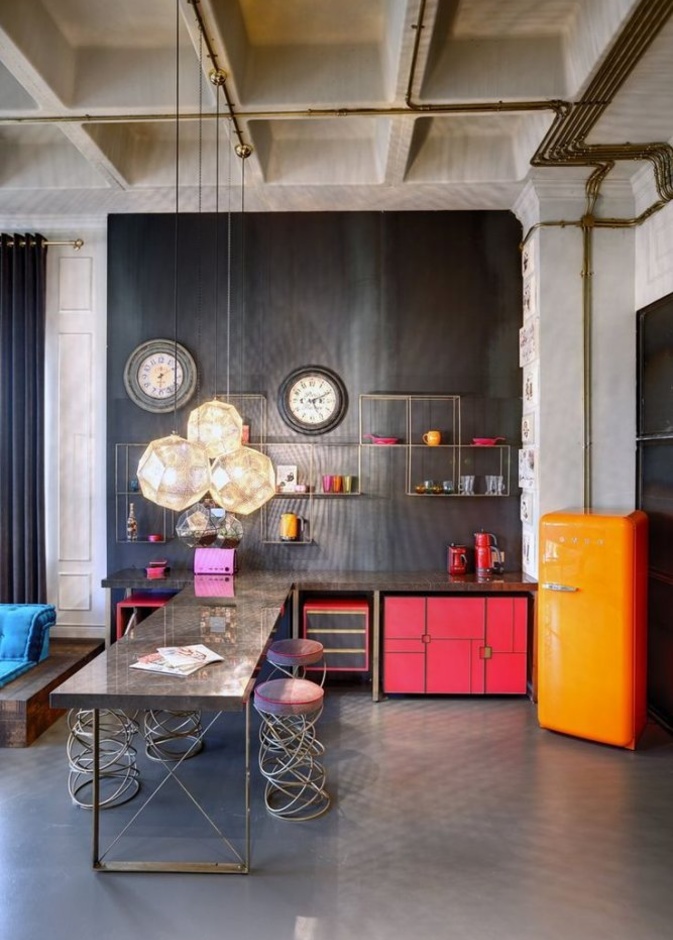 مطبخ أميركي مفتوح بجمال اللون الأبيض