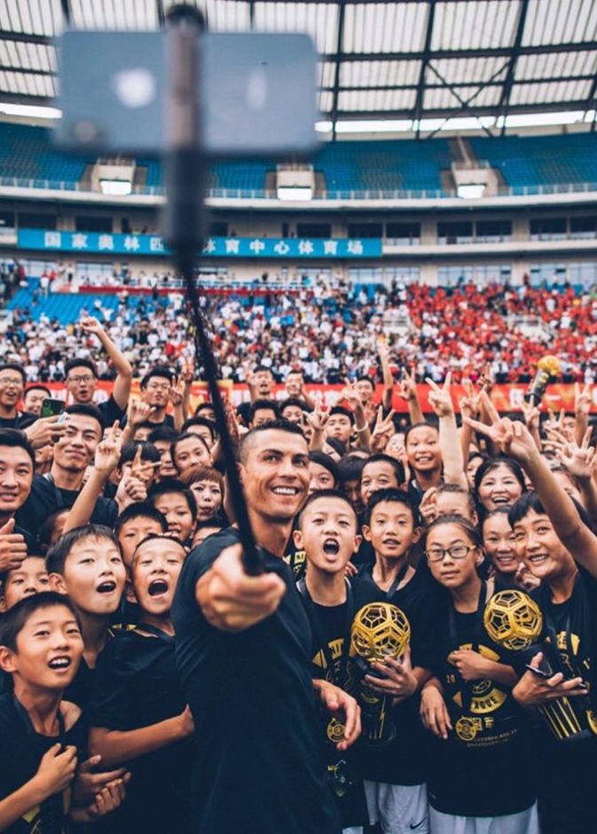 سيلفي جماعي على يد كريستيانو رونالدو مع جمهوره في بكين