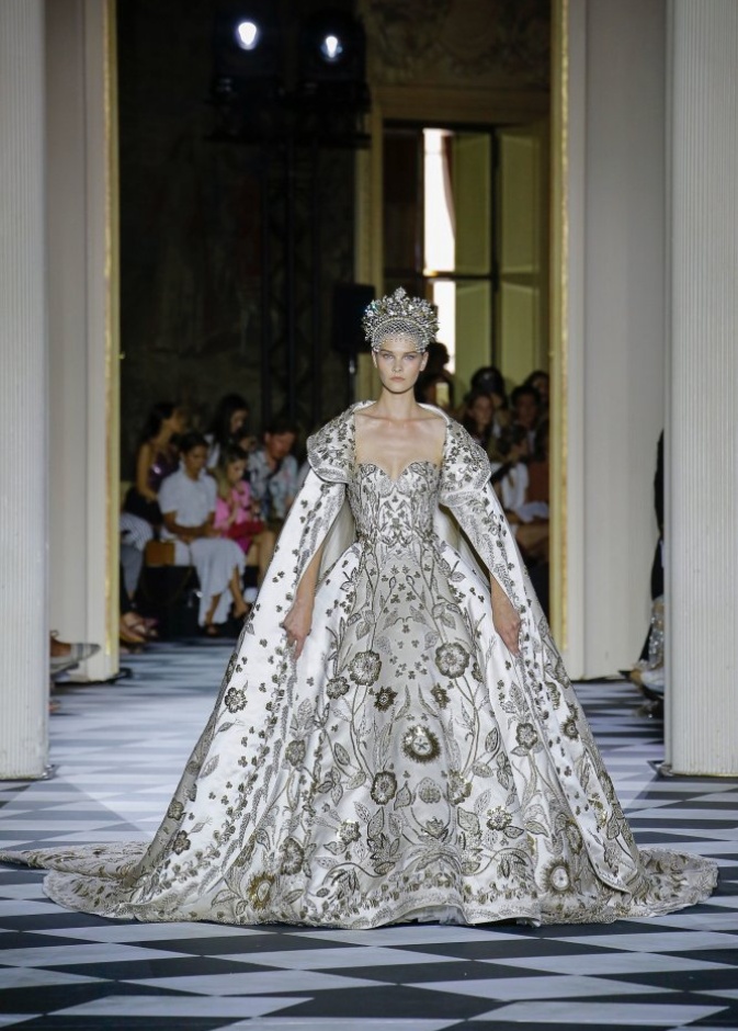 فساتين زفاف من أسبوع الموضة الباريسي لخريف وشتاء 2018 من مجموعة رالف أند روسو Ralph & Russo
