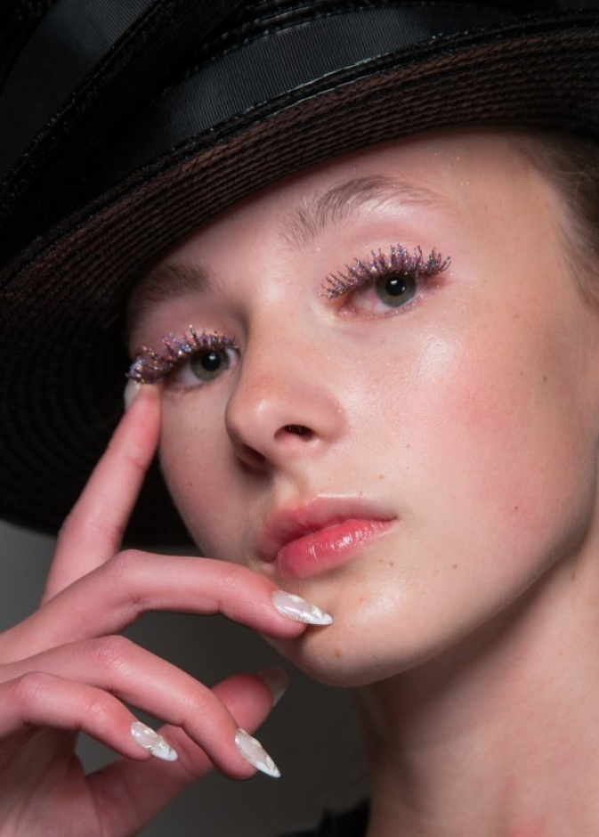 ماسكارا ملونة وبنفسجية بتدرجات براقة من Ryan Lo