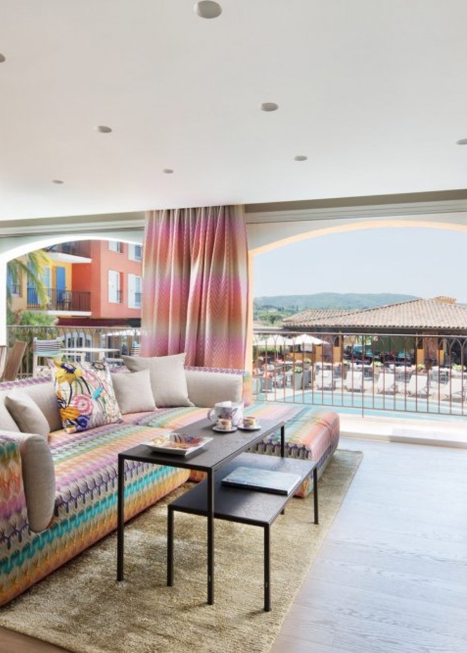 ديكور غرفة جلوس من فرساتشي Versaceبنعومة الألوان الباستيل