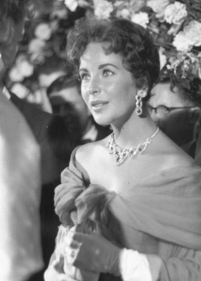 تاج الأميرة شارلين The Diamond Foam Tiara