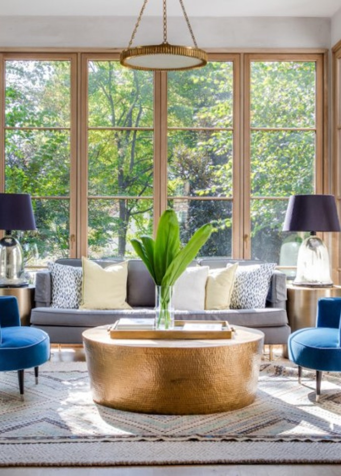 شقة مودرن تتألق ضمن واجهات زجاجية عريضة