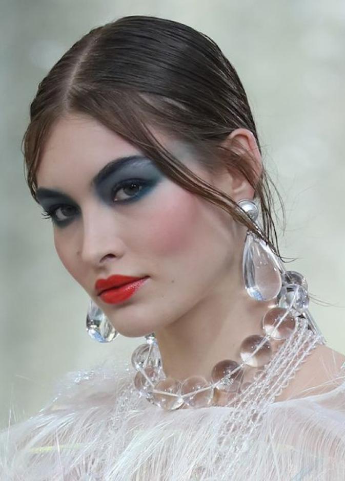 اختاري أحمر شفاه بلون زاهي وجميل كالبرتقالي